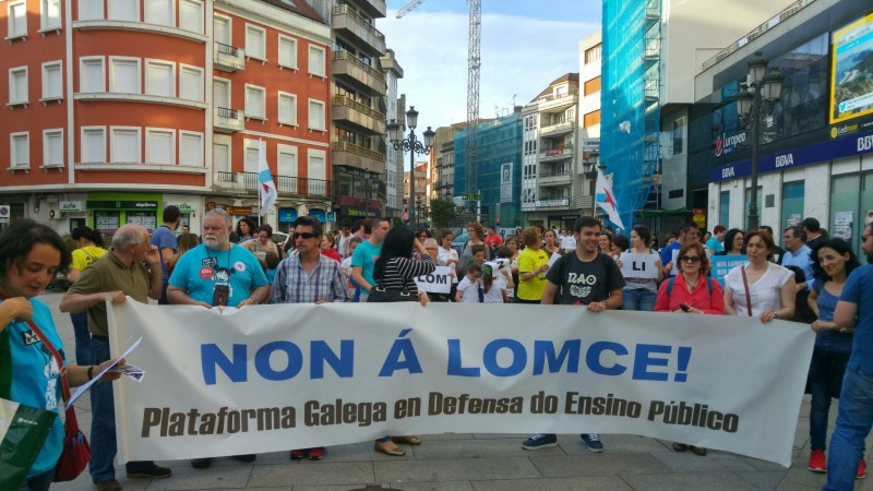 Nais, pais e profesorado concéntrase en cidades e vilas galegas para manifestar o seu rexeitamento á  LOMCE e as reválidas